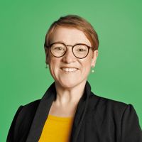 Ein Profilbild von Simone Fischer vor gr&uuml;nem Hintergrund