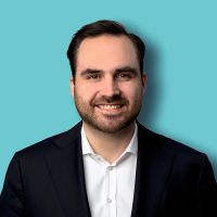 Ein Profilbild von Maximilian M&ouml;rseburg vor t&uuml;rkisblauem Hintergrund